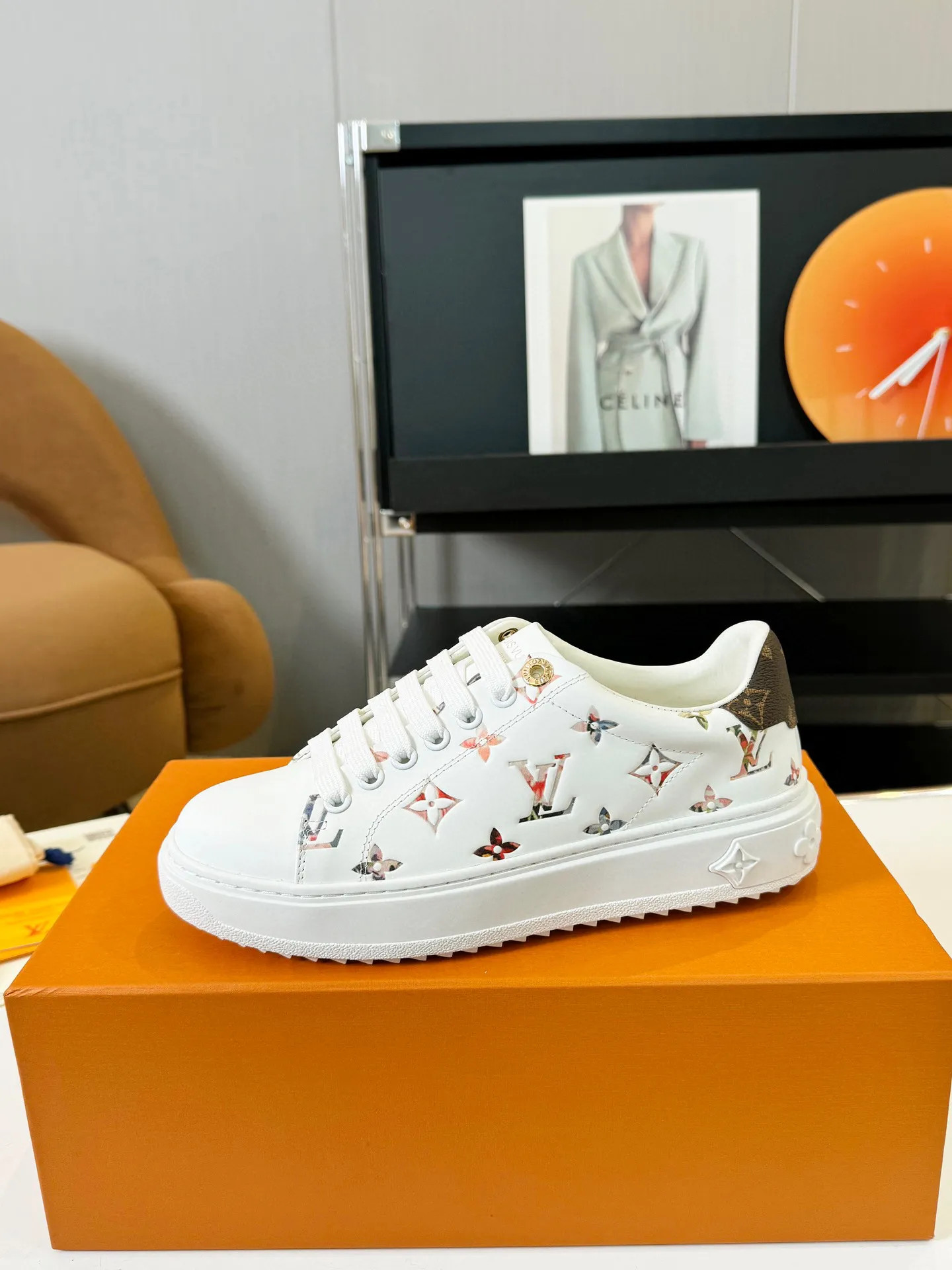 Men's Men's Shoes 💰💰660 Women's LV [Beverly Hills Sports Shoes Series] This Beverly Hills sports shoes are made of grained cow leather with Damier pattern, echoing the current season's leather goods series. The thick rubber outsole is lightweight, and an embossed Louis Vuitton logo adds a branding touch. Padded insole and technical fabric lining enhance comfort.  Detailed Features ♛ Embossed grained cowhide leather ♛ Ultra-lightweight rubber outsole ♛ Louis Vuitton logo on tongue and outsole ♛ Size: 35-40